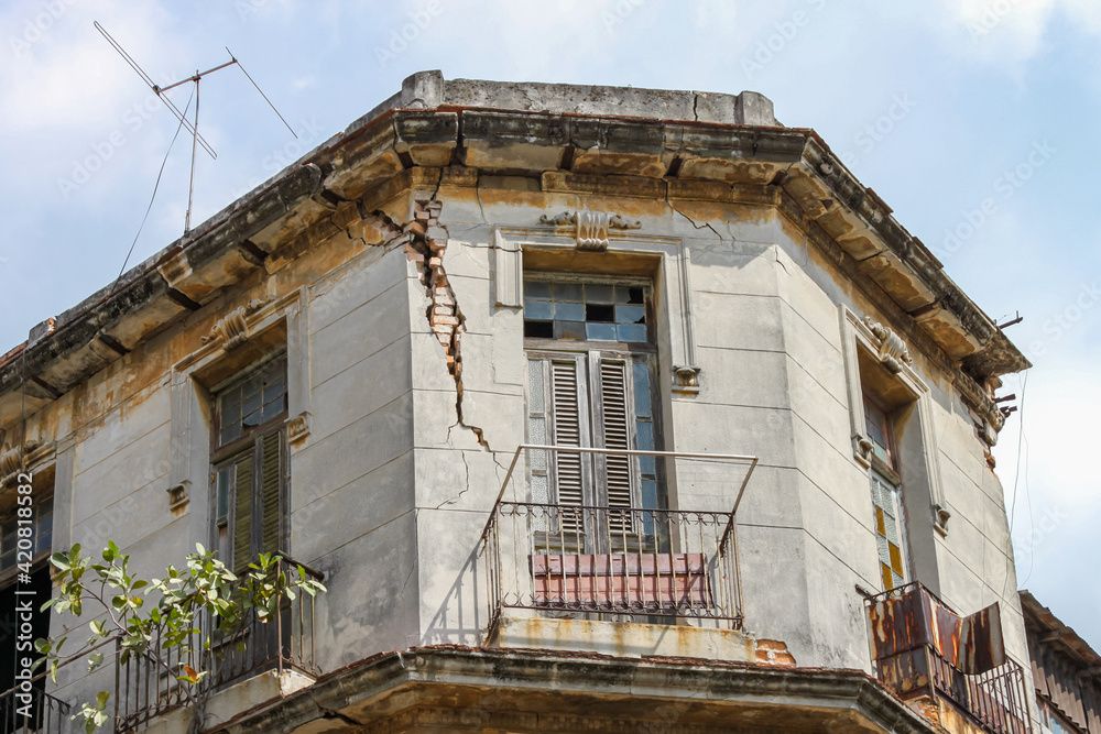 Mur avec fissure du a la vétusté du bâtiment